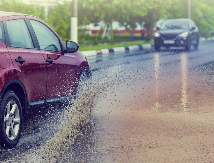  auto märällä tiellä