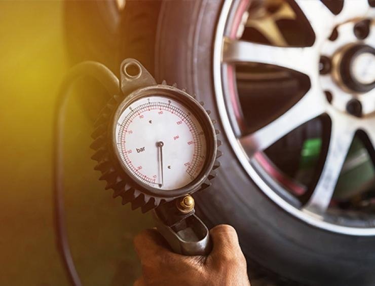  renkaiden paineen tarkistus