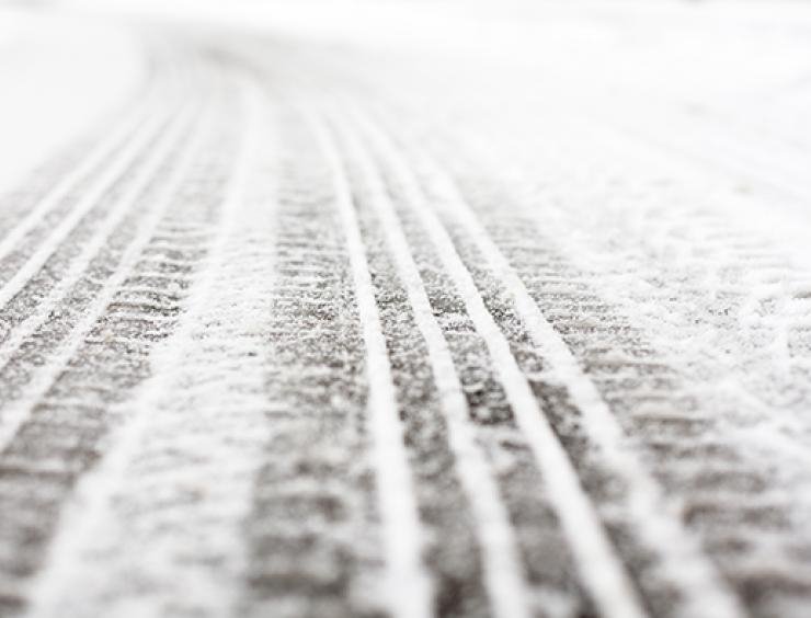 renkaan jälkiä lumella